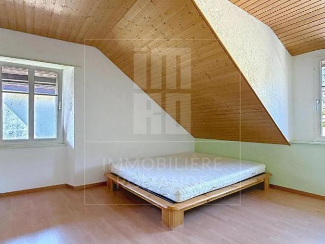 Appartement de 4,5 pièces sous les combles avec grand balcon plein sud à Corcelles près Concise