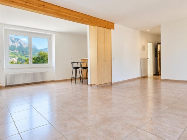 Appartement de 5 pièces 1 2 en duplex avec balcon et places de parc extérieures