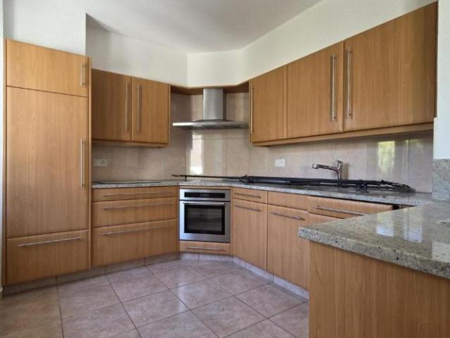 Appartement de 5 pièces 1 2 en duplex avec balcon et places de parc extérieures