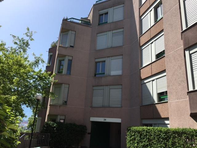 Appartement de 5 pièces au 1er étage avec balcon. Visites groupées sans inscription, lundi 21 septembre de 12h00 à 13h00 et jeudi 24 septembre 2026 de 17h00 à 18h00