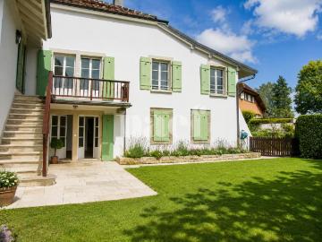 Appartement de 5 pièces au rez de chaussée avec.
