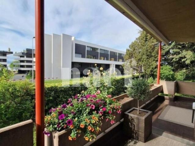 Appartement de 5.5 pièces au rez de chaussée avec cheminée et balcon