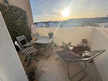 Châteauneuf de Gadagne: T3 avec terrasse et place de parking