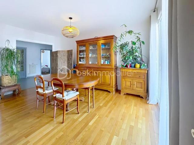 Appartement de 110m2 avec balcon + cave