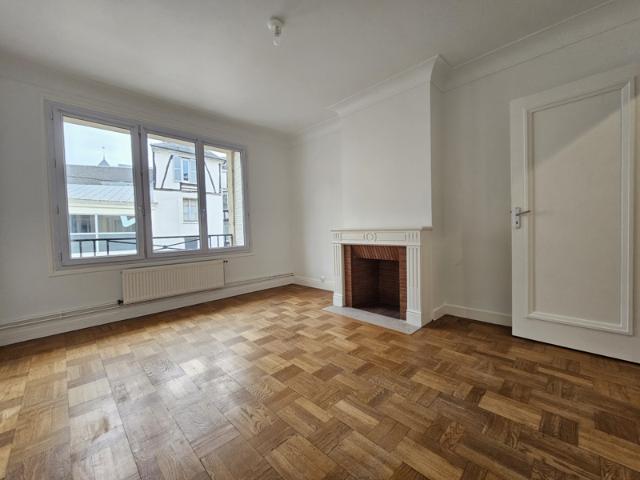 Appartement de 121 m2 avec 3 chambres en hyper centre de Ver