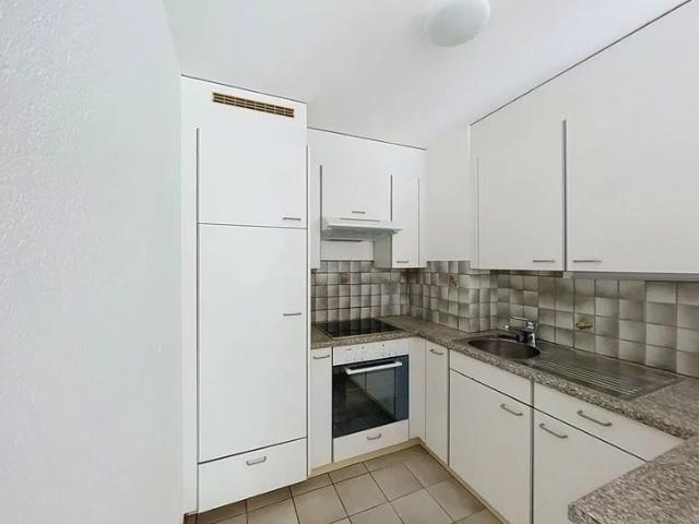 Appartement de 1.5 pièces avec terrasse situé au rez de chaussée dans le quartier des Semilles. Comptoir Immobilier