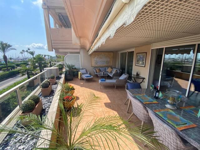 Appartement de 2 chambres avec vue sur la mer, en front de m. 77m² Golfe Juan