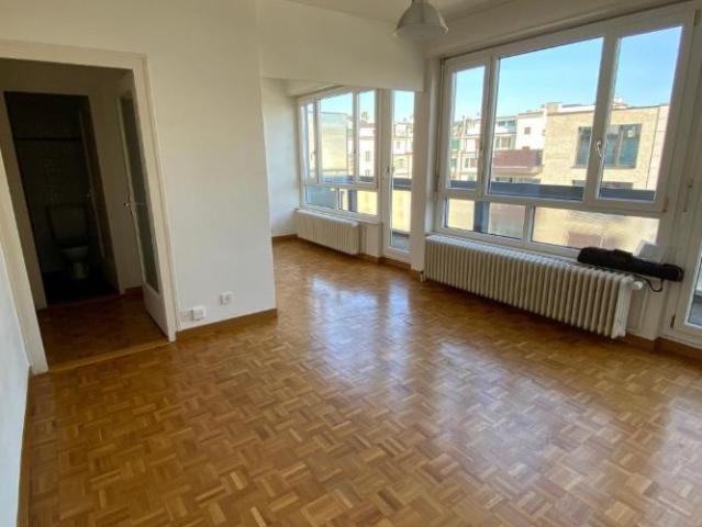 Appartement de 2 pièces avec grand balcon, hall, cuisine équipée