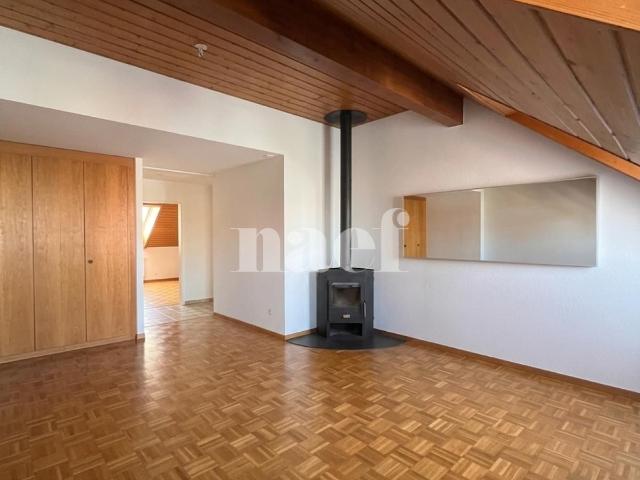 Appartement de 2.5 pièces, mansardé, belles hauteurs.