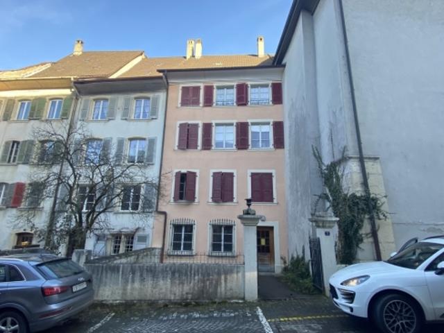 Appartement de 2,5 pièces avec un poêle et cheminée