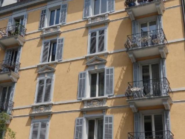 Appartement de 2,5 pièces dans la nouvelle ville avec cheminée!