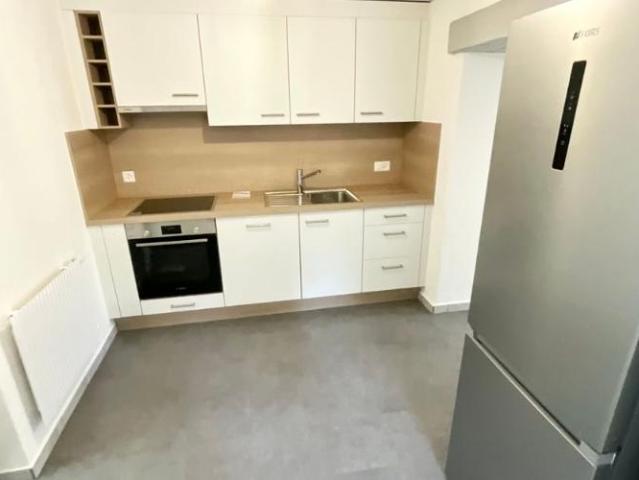 Appartement de 2,5 pièces entièrement rénové avec entrée indépendante et espace extérieur