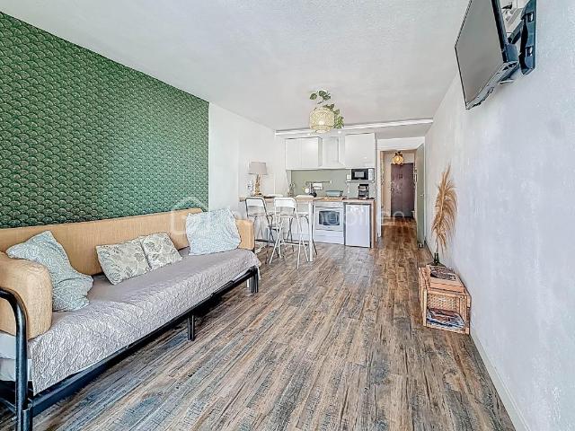 APPARTEMENT DE 33 M² AVEC COIN CUISINE, LOGGIA ET PLACE DE PARKING – CARNON