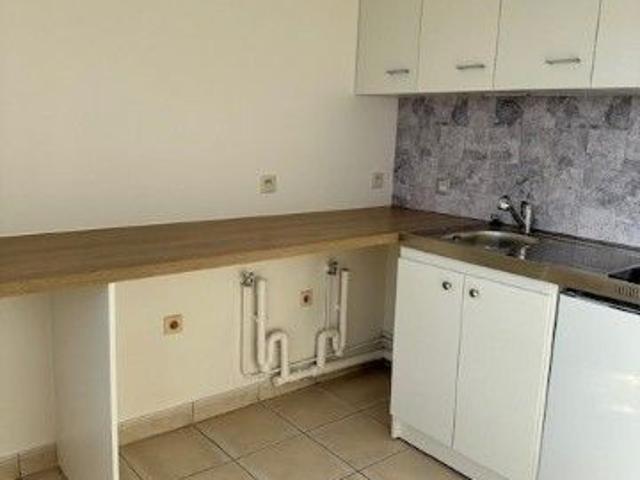 Appartement de 35 M² avec entrée avec placard, sdb+wc, séjour, cuisine. Place de parking extérieure