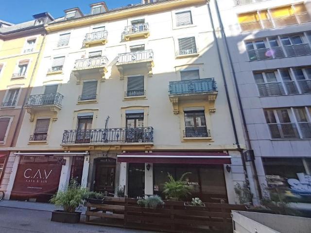 Appartement de 3 pièces comprenant: un hall, une cuisine, une salle de bains, un w.c une chambre et un séjour