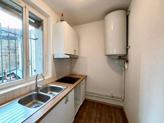 Appartement de 3 pièces comprenant: une entrée, une cuisine une salle d'eau, un WC, deux chambres et un séjour