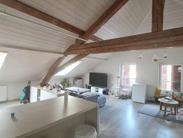 Appartement de 3.5 pièces, avec ascenseur monte charge, situé au centre ville proche de toutes les commodités