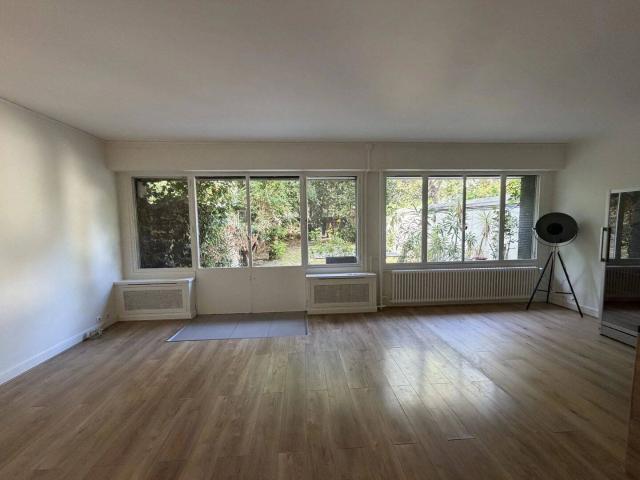 Appartement de trois chambres en rez de jardin