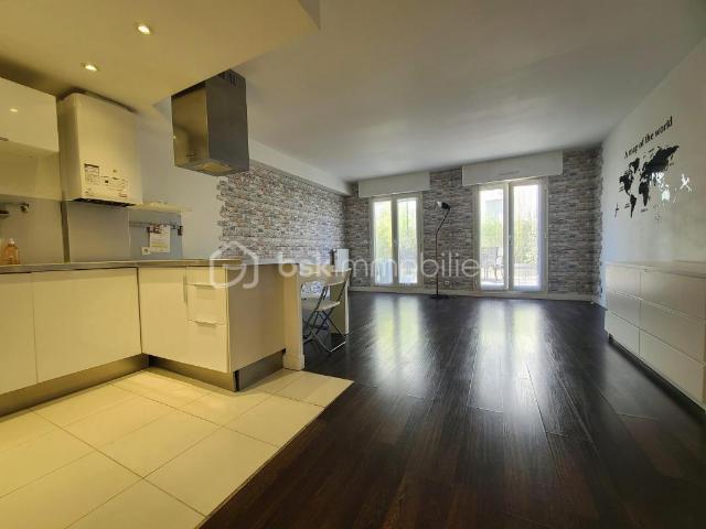 Appartement de type F2 d'environ 48m2 au rez de chaussée avec terrasse et parking en sous sol