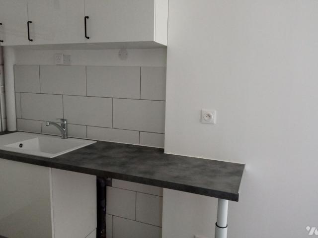 Appartement de type F2, entièrement rénové, offrant une entrée sur cuisine aménagée et équipée