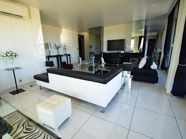 Appartement de type Penthouse avec terrasse de 110 M² Surf. Habitable 138 M² 3 chambres 8 ème et dernier étage ascenseur grand standing Centre ville Perpignan 66000