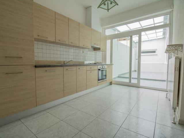 APPARTEMENT DE TYPE REZ DE CHAUSSEE PROCHE DES COMMODITES