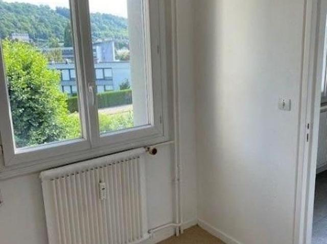 Appartement de type studio situé dans une résidence au 2ème étage, proche du centre ville, comp.