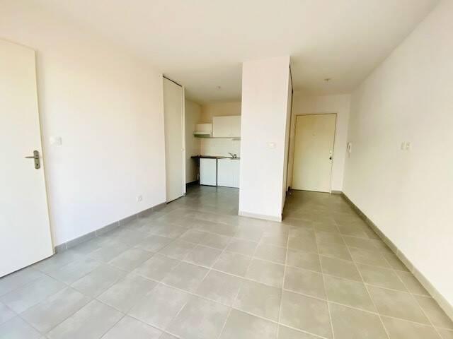 Appartement de type T2 avec balcon et parking dans résidence séc