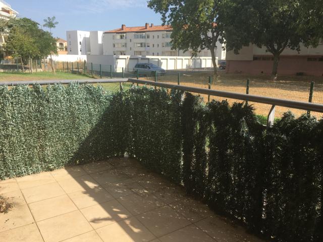 Appartement de type 3 en rez de chaussée avec parking. Résidence fermée MIRAMAS