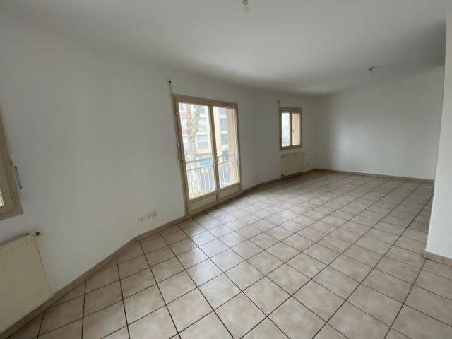 APPARTEMENT DE TYPE 3 + PARKING + GARAGE A TOURNON