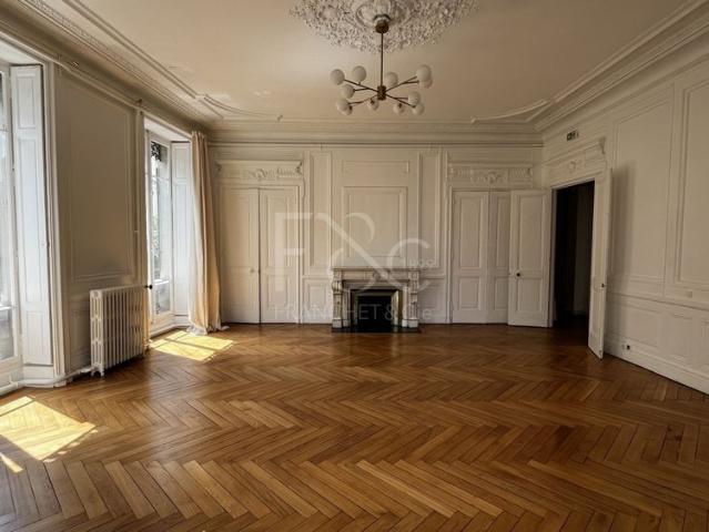 Appartement de type 6 de 212.97 m²