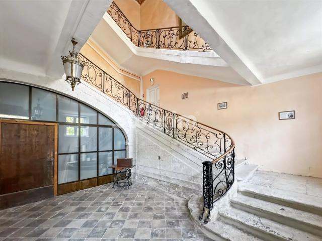 Appartement de caractère 190 m² au sein du Château de la Bég. 184m² La Bégude de Mazenc