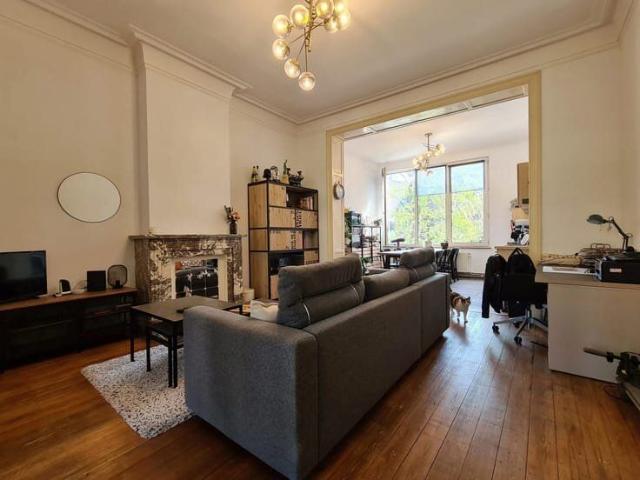 Appartement de caractère au 1er étage d'une maison de maître