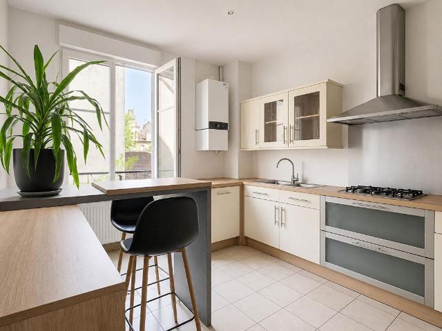Appartement de caractère rénové,134 m², 3 chambres, 2 caves, 1 grenier, 1 jardin en rez de chaussée