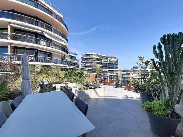 Appartement de charme avec aperçu mer dans un cadre privilég. 61m² Mandelieu la Napoule