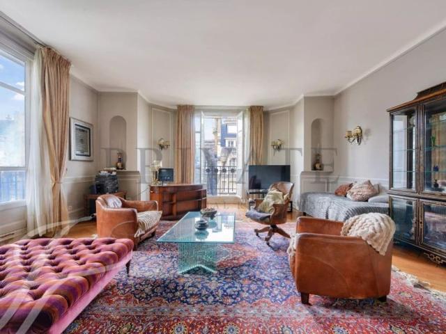 Appartement de luxe de 2 chambres en vente à Buttes Chaumont, Villette, Bas Belleville, France