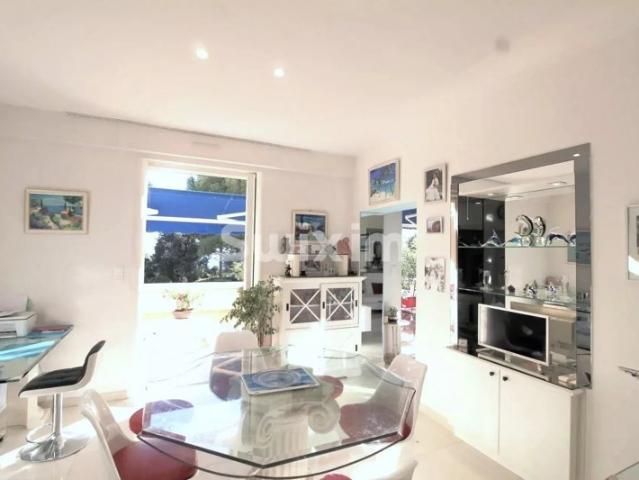 Appartement de Maitre avec caves et dépendance