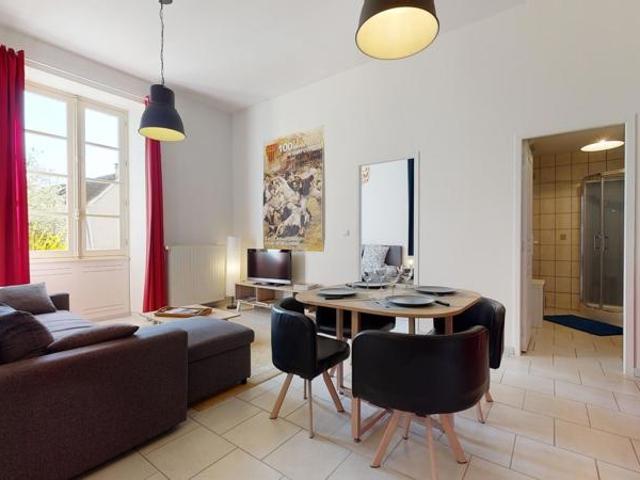 Appartement de plain pied avec terrasse et parking – Centre bour