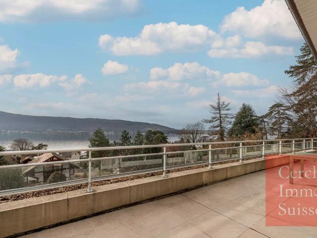 Appartement de Prestige Rénové en vente à VEYRIER DU LAC avec Vue Panoramique sur le Lac d'Annecy