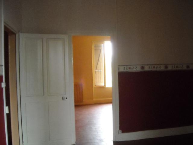 APPARTEMENT DE 80 M² AVEC COUR ET TERRAIN