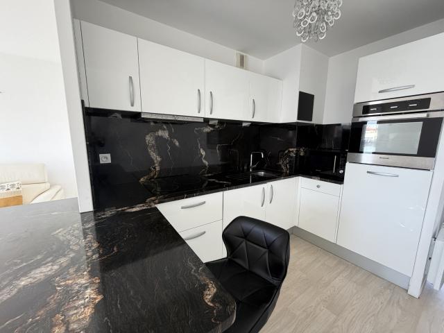 Appartement de standing vendu meublé avec balcon et parking
