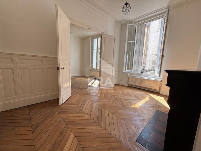 Appartement de standing refait à neuf hyper centre Orleans 5 pièce s 101.39 m2