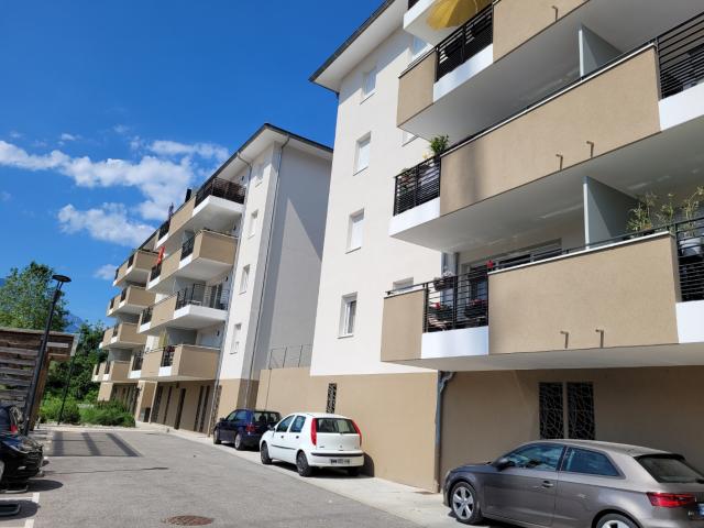 Appartement dernier étage à louer 695 € par mois à Bonneville