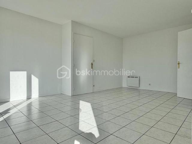 Appartement deux chambres + place de stationnement privative, le tout situé dans une résidence sécurisée !