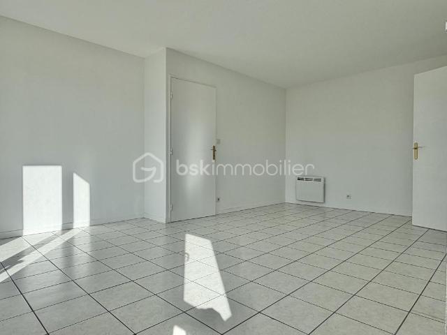 Appartement deux chambres + place de stationnement privative, le tout situé dans une résidence sécurisée !