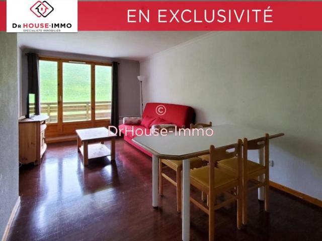 Meublé 2 pièces avec balcon, casier à skis, garage et piscine
