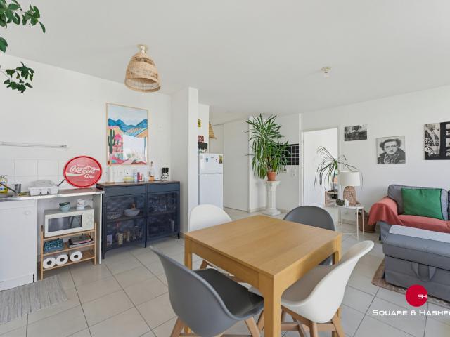 Appartement deux pièces disposant d'une loggia exposé est et d'une place de stationnement privative en sous so