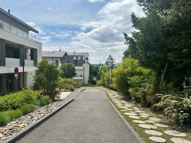 Appartement dernier étage avec terrasses vue lac et montagnes