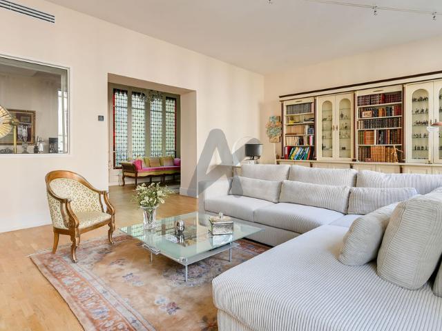 Appartement presqu'ile climatisé, rénové, 3ème étage avec ascenseur dans un immeuble haussmannien