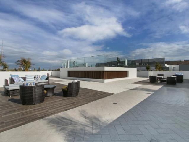 Appartement d'exception traversant avec une immense terrasse au dernier étage + place de parking !